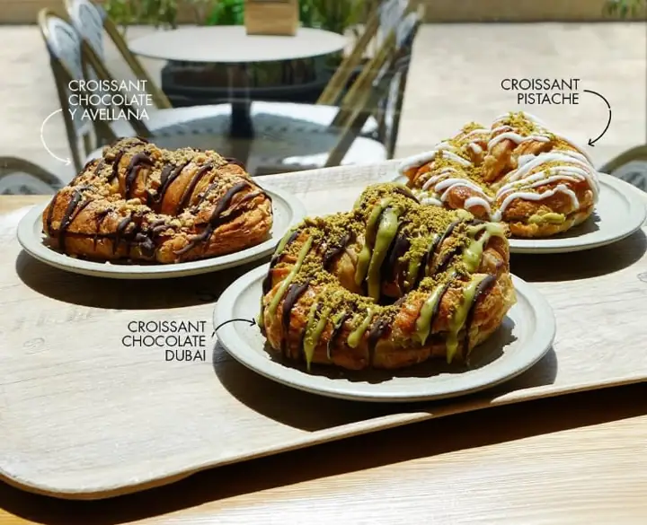 Croissants Dubai, pistache y chocolate con avellana en Santagloria