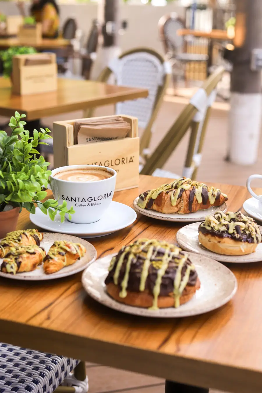 Croissants de pistache y chocolate en una mesa de terraza Santagloria